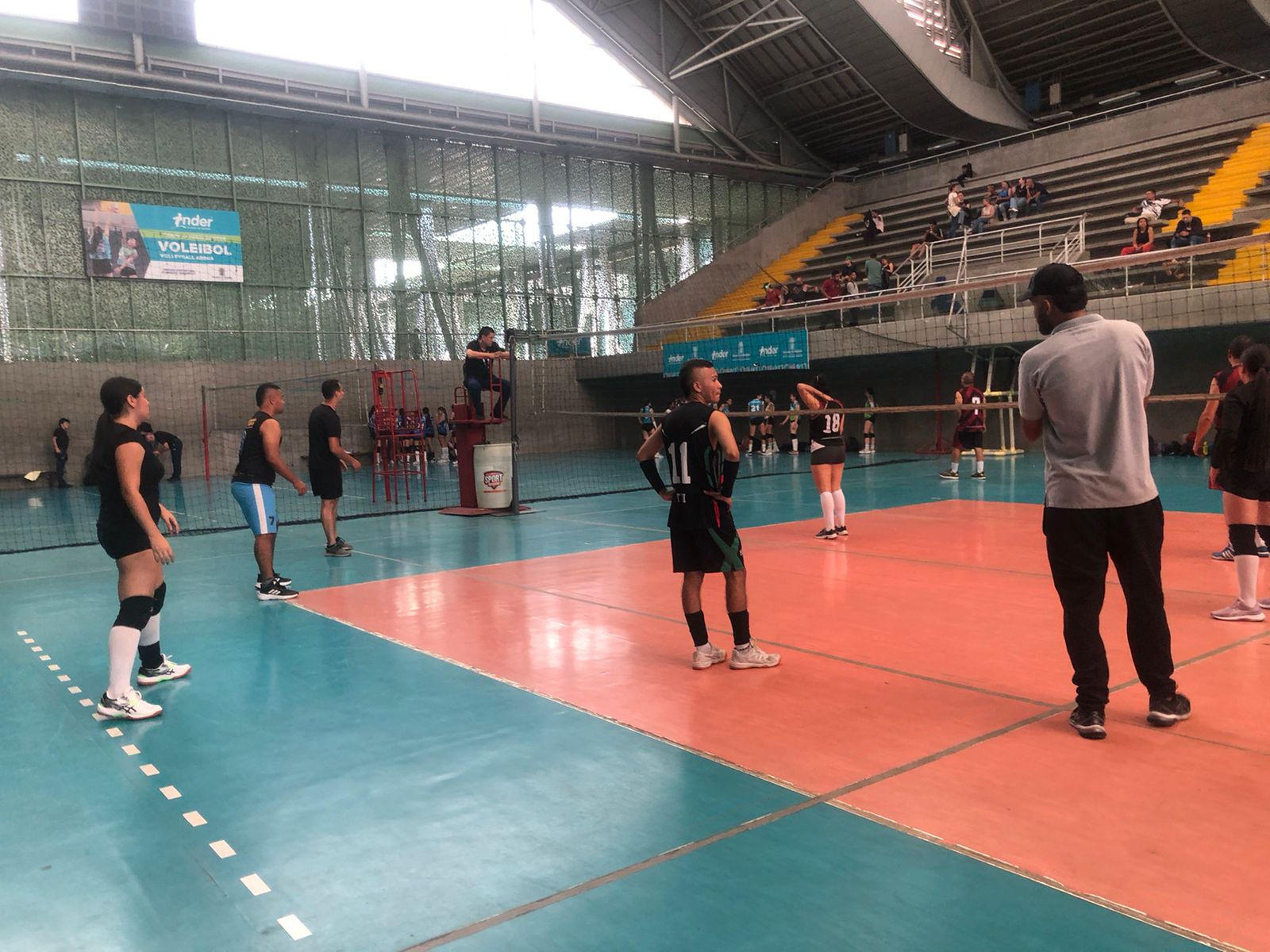 Nuestro equipo de Voleibol Mixto de la Universidad celebra una gran victoria en el Torneo de la Liga Antioqueña