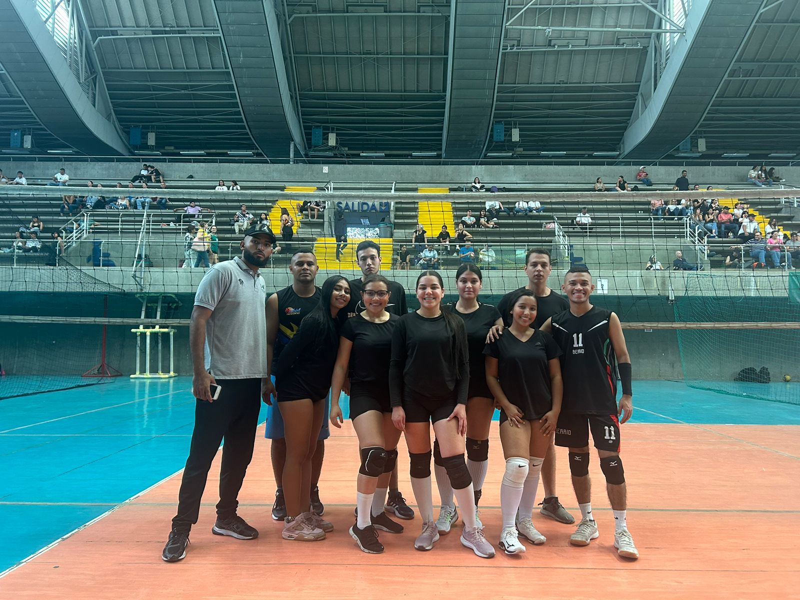 Nuestro equipo de Voleibol Mixto de la Universidad celebra una gran victoria en el Torneo de la Liga Antioqueña