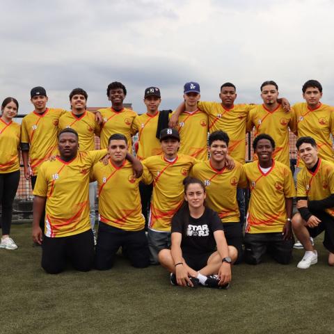 UNAULA fortalece el trabajo en equipo y entrega uniformes al equipo de fútbol sala en una jornada de integración